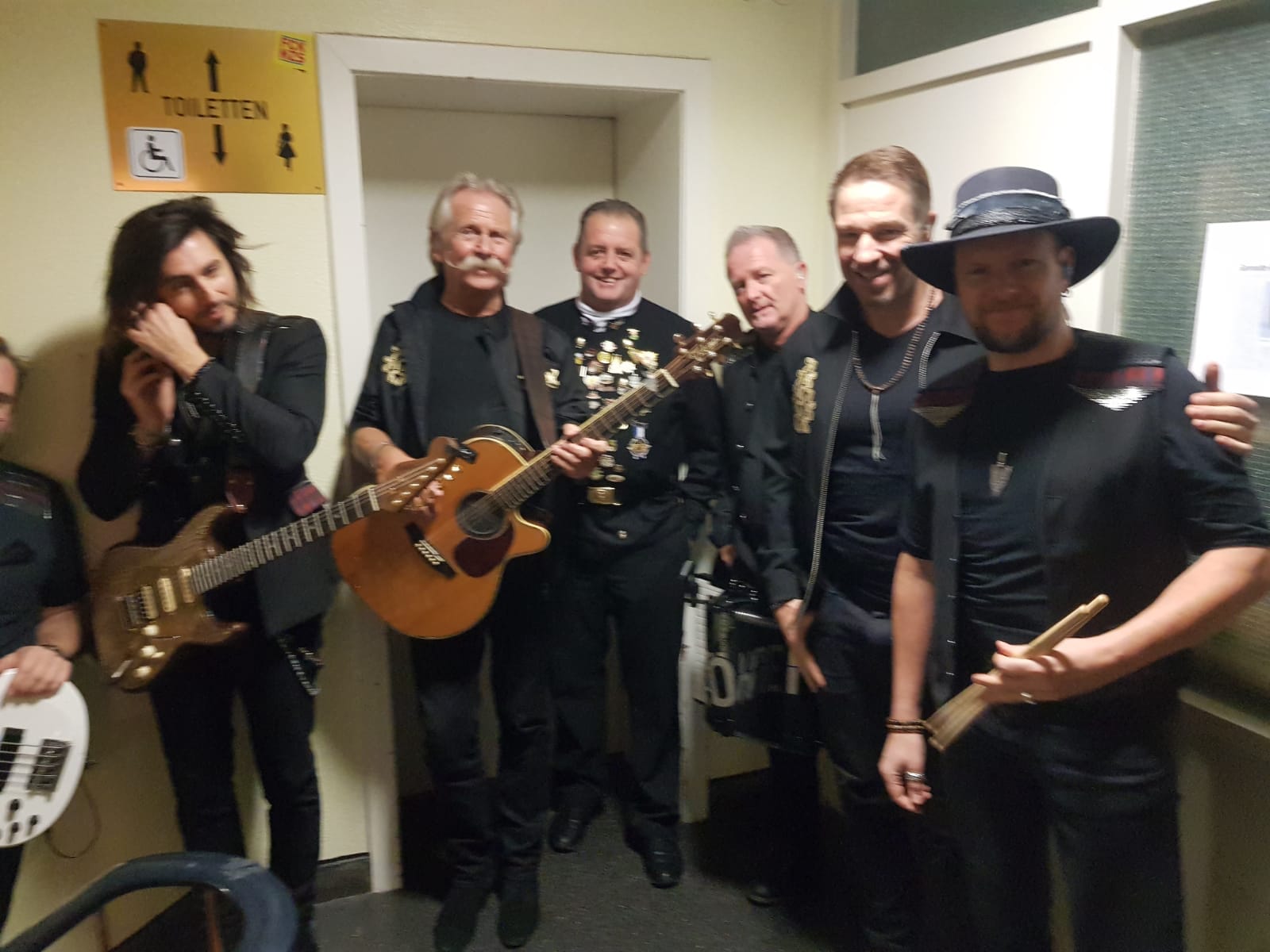 Ne Spetzboov Hans-Willi Mölders mit Musikerkollegen backstage