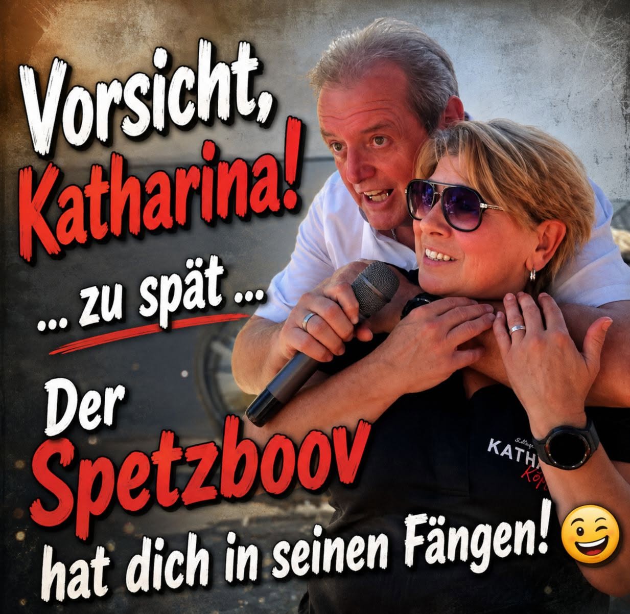 Grafik: Ne Spetzboov mit Katharina am Mikrofon, dazu der Schriftzug „Vorsicht, Katharina! … zu spät … Der Spetzboov hat dich in seinen Fängen!"